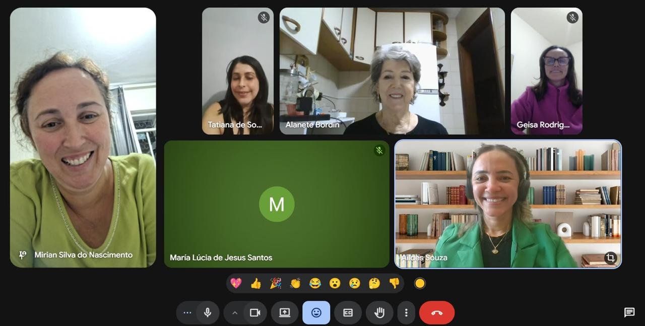Encontro quinzenal da comunidade MeuMoney por videochamada: Aildes Souza e seis alunas sorrindo